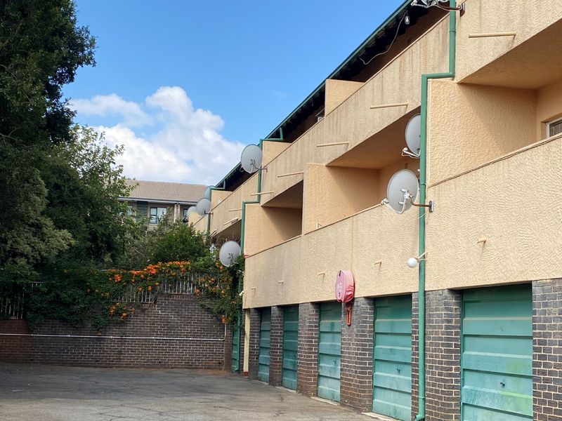 1 Bed, One Bath Spacious Apartment in the Heart of Windsor East - Photo 2