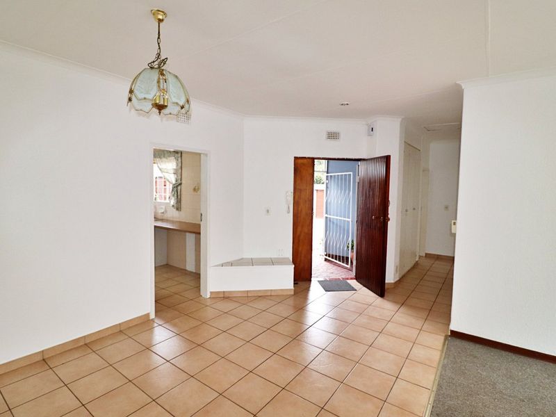 Chic Simmerfield Townhouse with Lush Garden Pace - Photo 5