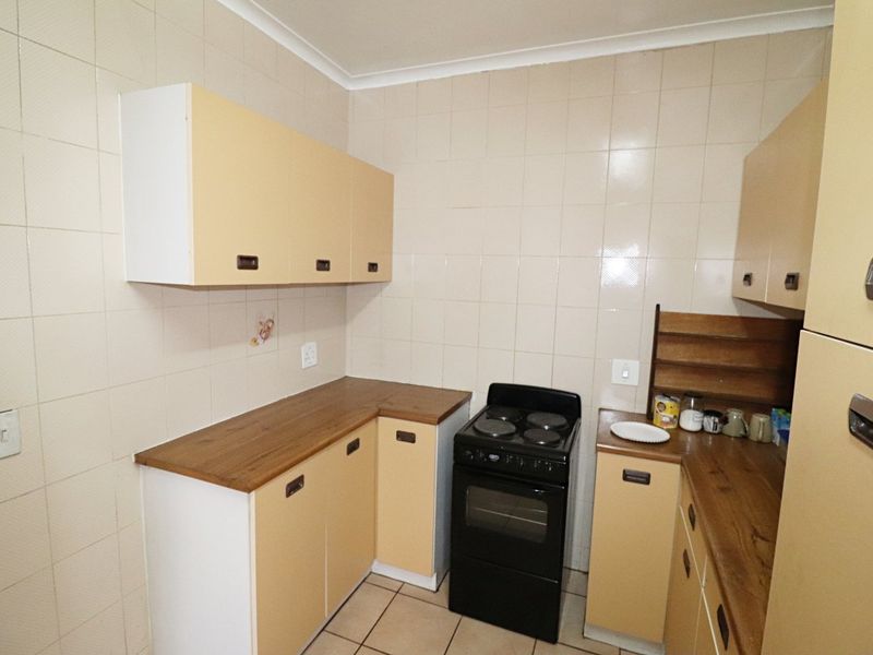 Chic Simmerfield Townhouse with Lush Garden Pace - Photo 6