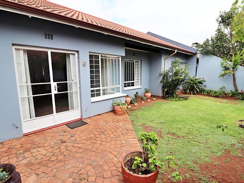 Chic Simmerfield Townhouse with Lush Garden Pace - Photo 2