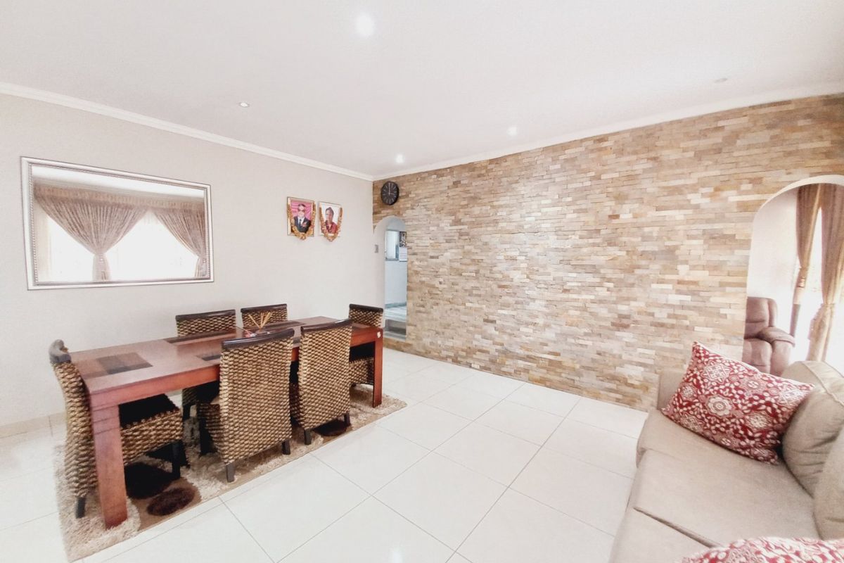 Chic Illiondale Home with Granny Flat and Fibre - Photo 3