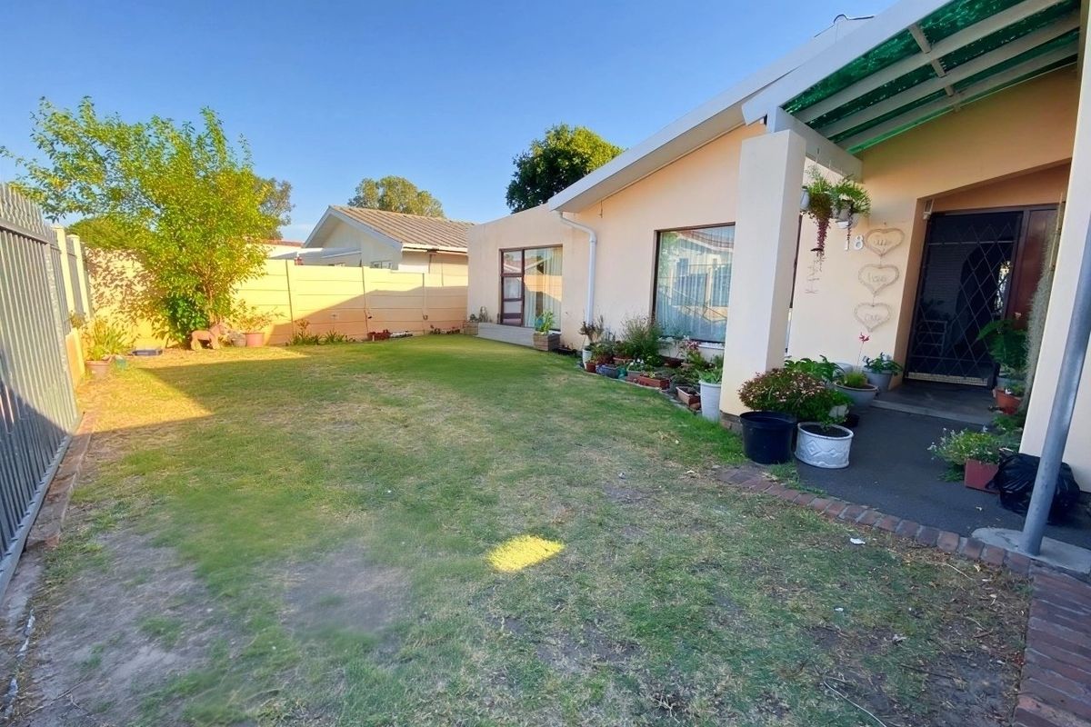 Spacious Family Home with Endless Potention in Sought-After Bo Oakdale, Belville. Prime location!  - Photo 3