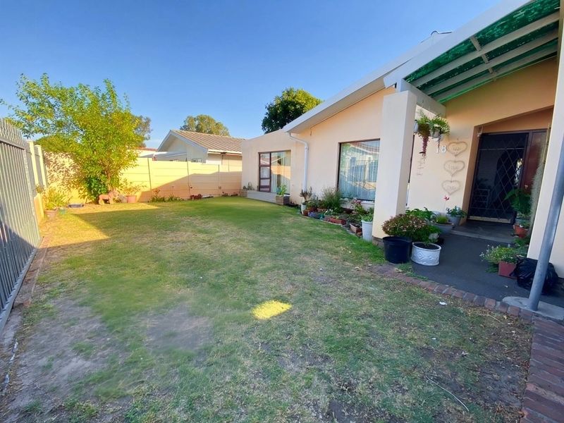 Spacious Family Home with Endless Potention in Sought-After Bo Oakdale, Belville. Prime location!  - Photo 3