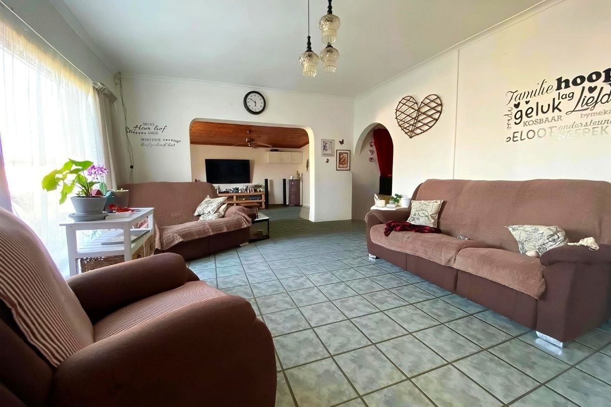 Spacious Family Home with Endless Potention in Sought-After Bo Oakdale, Belville. Prime location!  - Photo 5