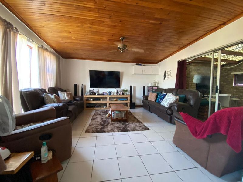 Spacious Family Home with Endless Potention in Sought-After Bo Oakdale, Belville. Prime location!  - Photo 8