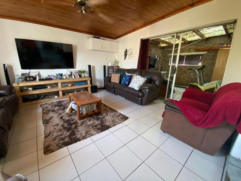 Spacious Family Home with Endless Potention in Sought-After Bo Oakdale, Belville. Prime location!  - Photo 9