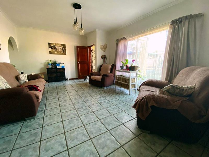 Spacious Family Home with Endless Potention in Sought-After Bo Oakdale, Belville. Prime location!  - Photo 6
