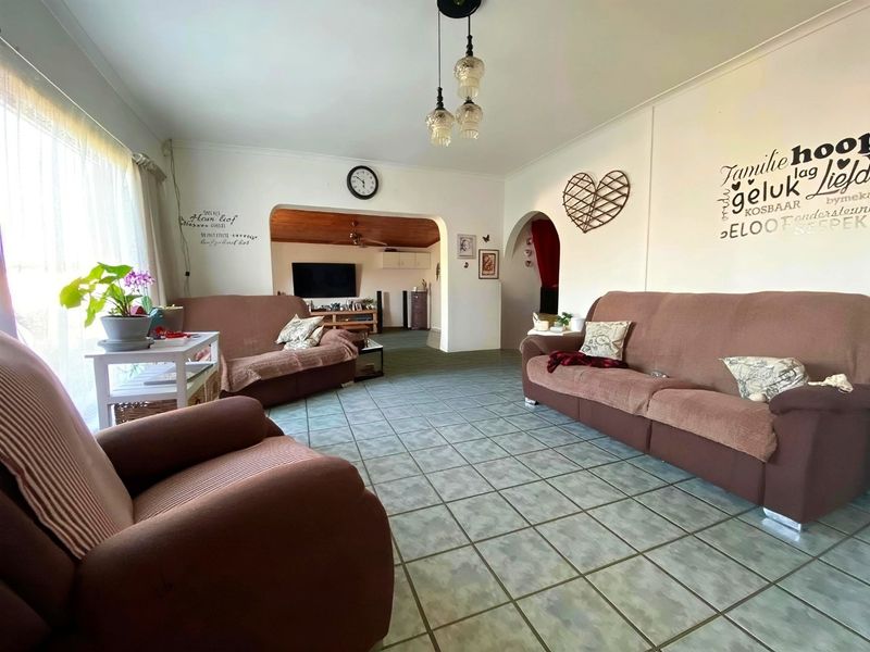 Spacious Family Home with Endless Potention in Sought-After Bo Oakdale, Belville. Prime location!  - Photo 7