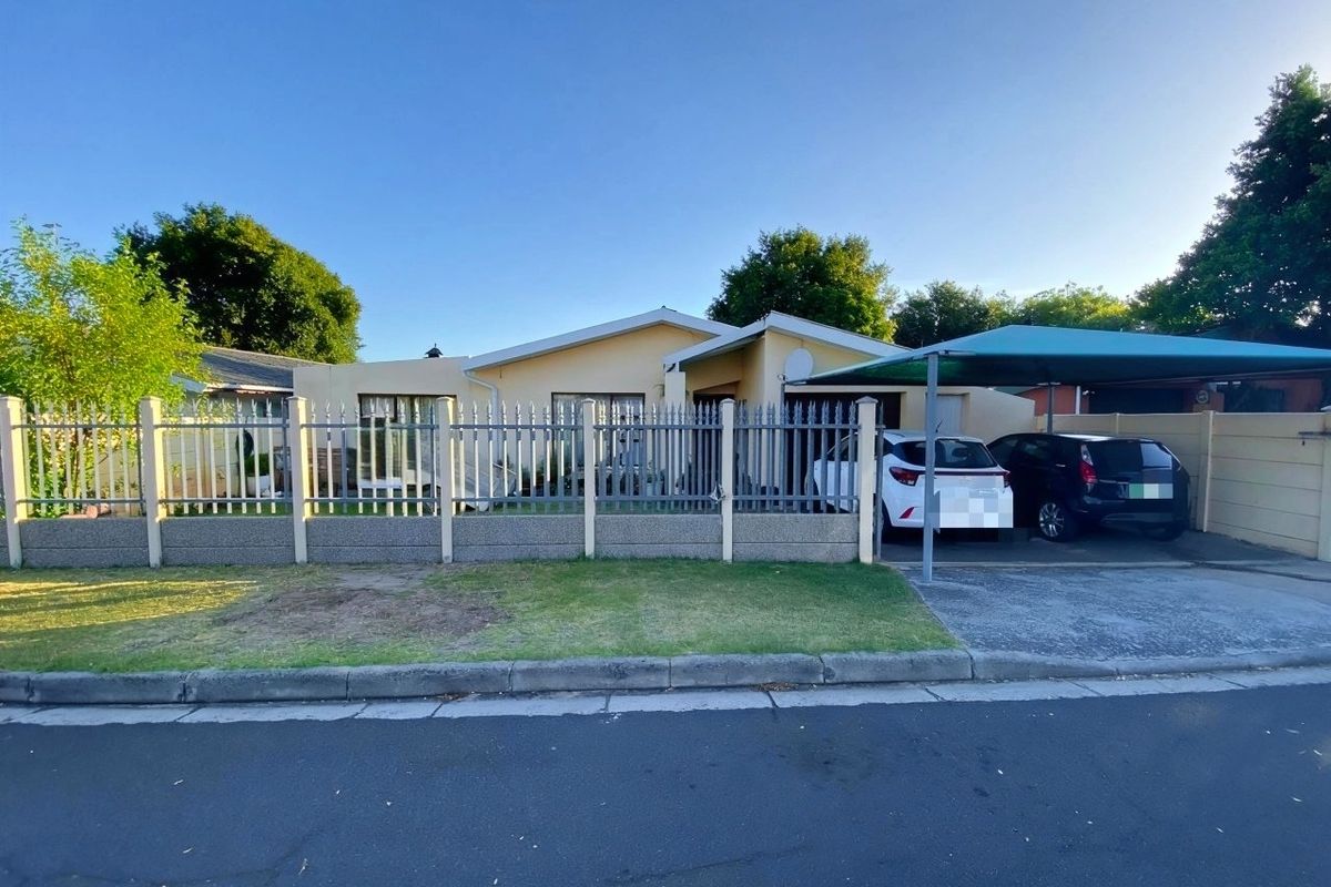 Spacious Family Home with Endless Potention in Sought-After Bo Oakdale, Belville. Prime location!  - Photo 2