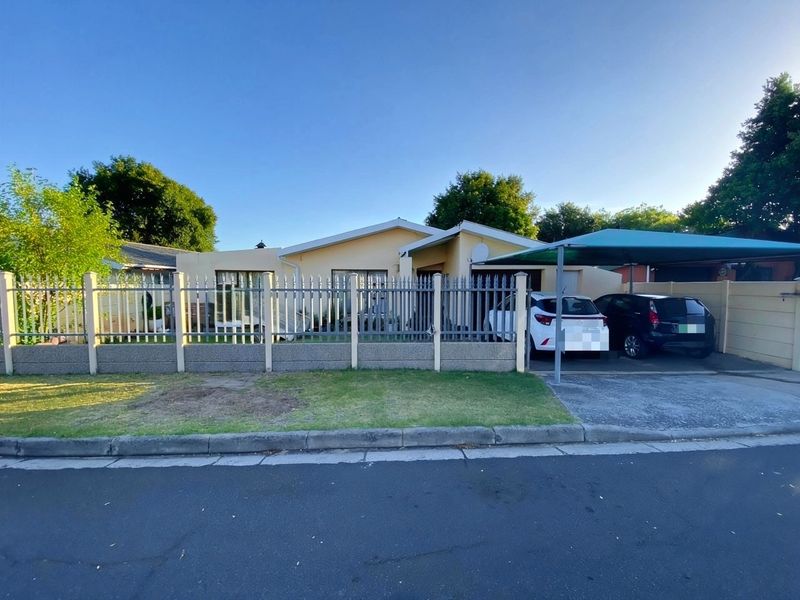 Spacious Family Home with Endless Potention in Sought-After Bo Oakdale, Belville. Prime location!  - Photo 2