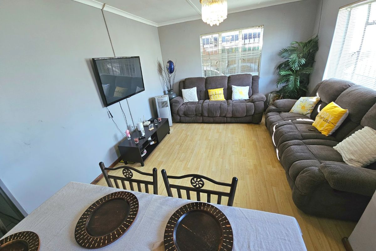 THREE BEDROOM HOUSE WITH GRANNY FLAT ON A 402 SQUARE METRE PLOT - Photo 3