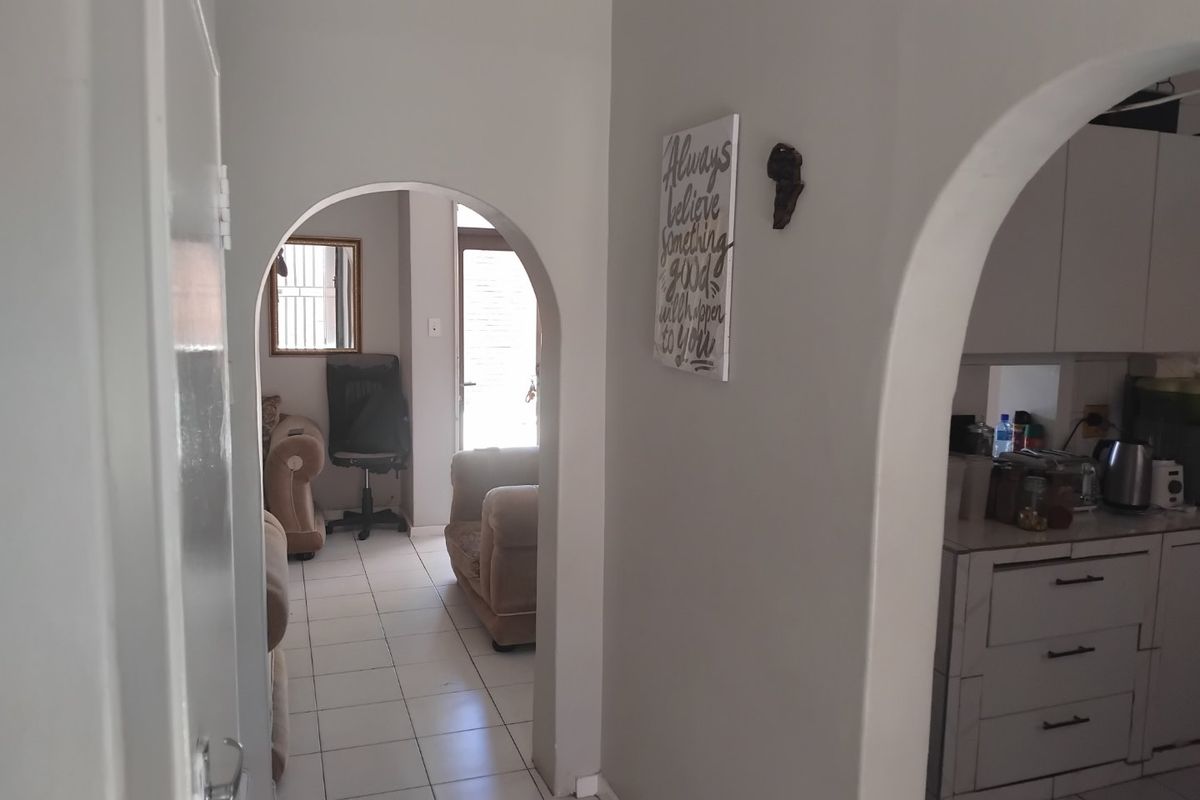 Charming Duplex Townhouse with Private Garden & Extra Space! - Photo 2