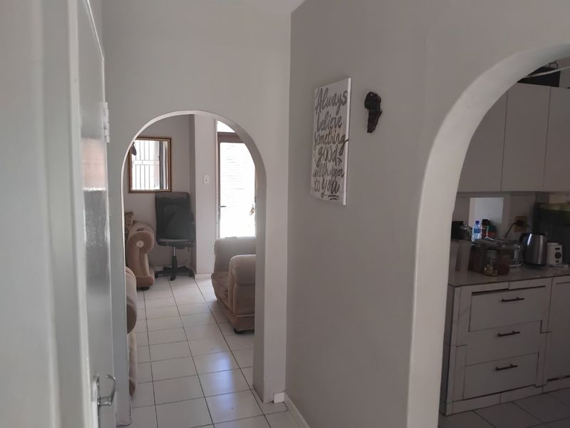 Charming Duplex Townhouse with Private Garden & Extra Space! - Photo 2