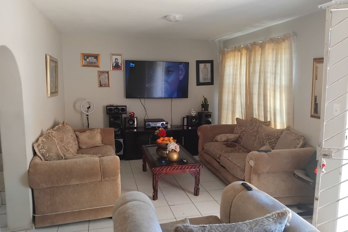 Charming Duplex Townhouse with Private Garden & Extra Space! - Photo 5