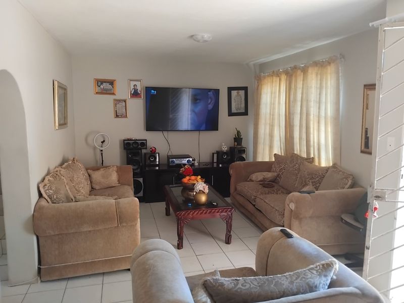 Charming Duplex Townhouse with Private Garden & Extra Space! - Photo 5