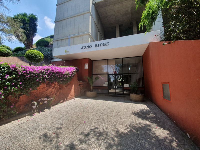 Spacious 1-Bedroom Flat with Sunroom & Secure Living! - Photo 3