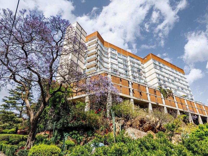 Spacious 1-Bedroom Flat with Sunroom & Secure Living! - Photo 2