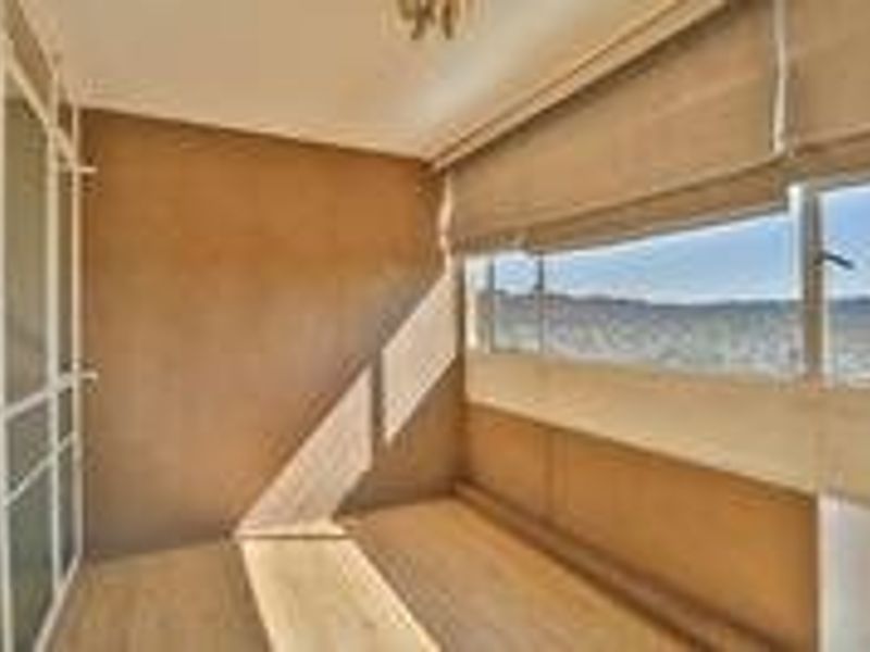 Spacious 1-Bedroom Flat with Sunroom & Secure Living! - Photo 10