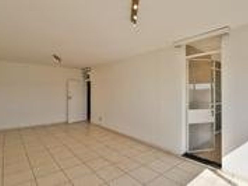 Spacious 1-Bedroom Flat with Sunroom & Secure Living! - Photo 9
