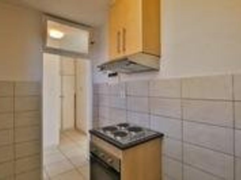 Spacious 1-Bedroom Flat with Sunroom & Secure Living! - Photo 8
