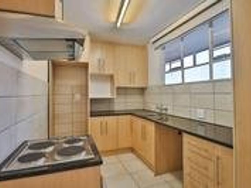 Spacious 1-Bedroom Flat with Sunroom & Secure Living! - Photo 7