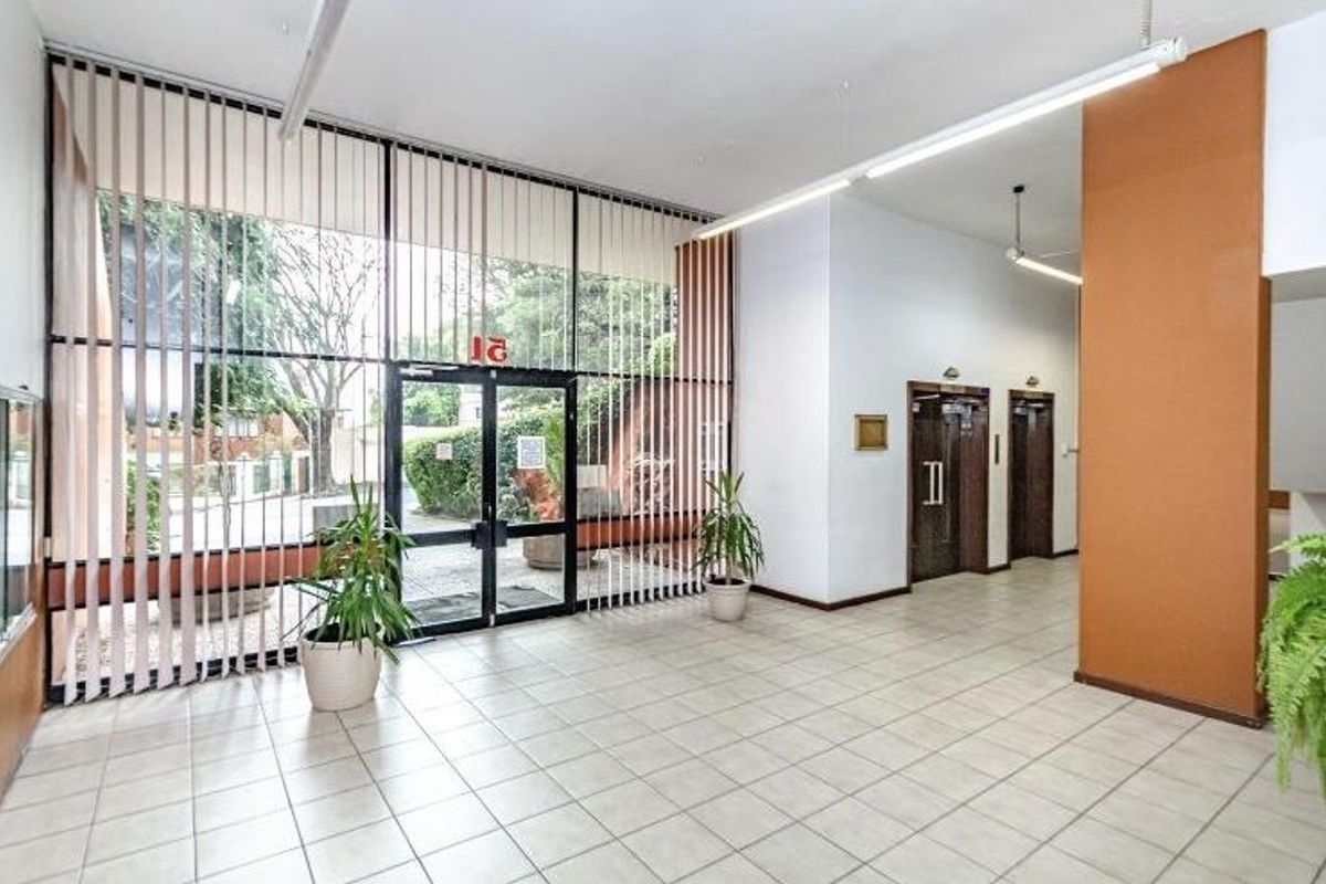 Spacious 1-Bedroom Flat with Sunroom & Secure Living! - Photo 4