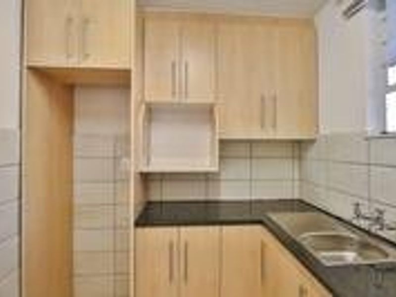 Spacious 1-Bedroom Flat with Sunroom & Secure Living! - Photo 6