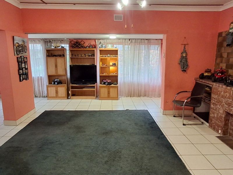 FAMILY 3 BED HOUSE IN MOUNTAIN VIEW FOR SALE  - Photo 4