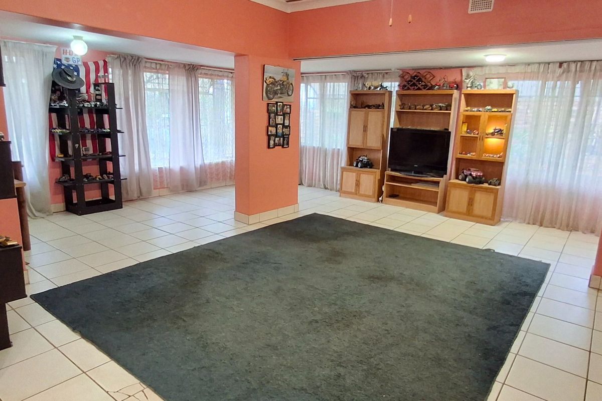 FAMILY 3 BED HOUSE IN MOUNTAIN VIEW FOR SALE  - Photo 2