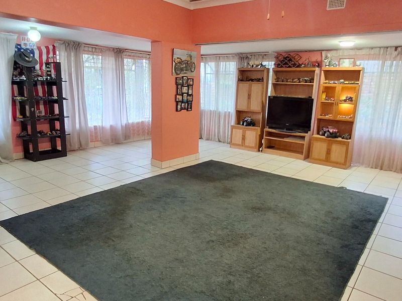 FAMILY 3 BED HOUSE IN MOUNTAIN VIEW FOR SALE  - Photo 2