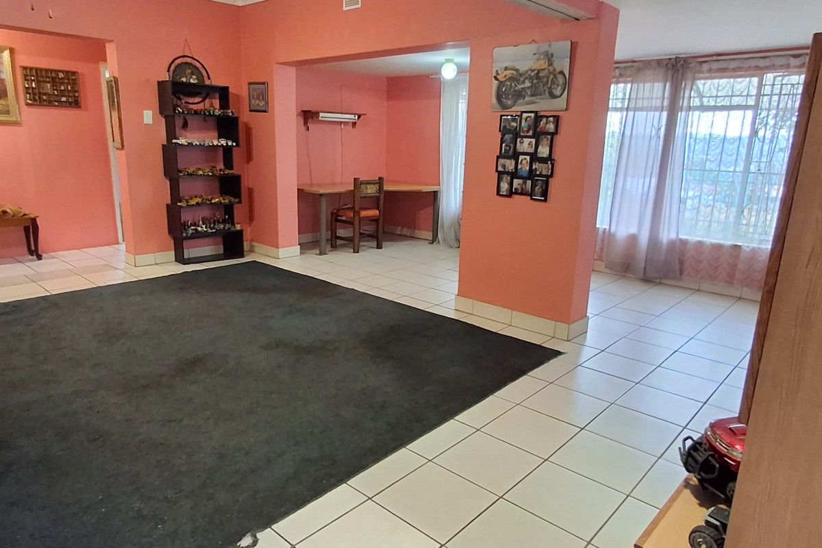 FAMILY 3 BED HOUSE IN MOUNTAIN VIEW FOR SALE  - Photo 3
