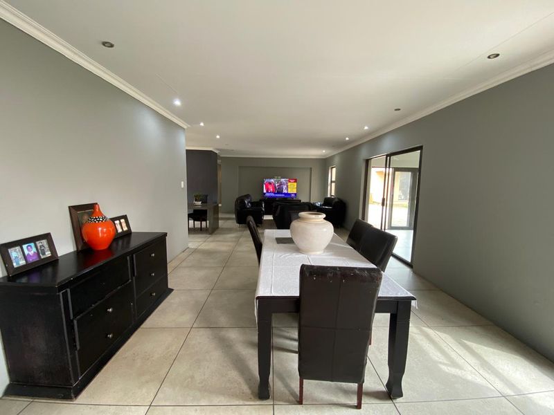 Luxury, functionality, and security Property in Sought-after area estate - Photo 3