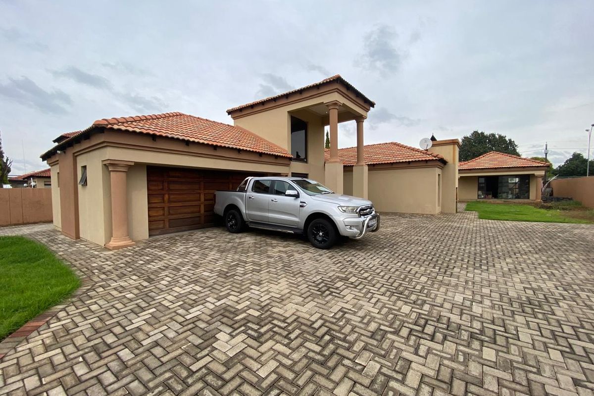 Luxury, functionality, and security Property in Sought-after area estate - Photo 4