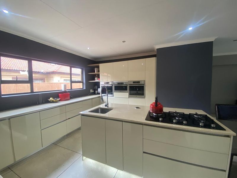 Luxury, functionality, and security Property in Sought-after area estate - Photo 10