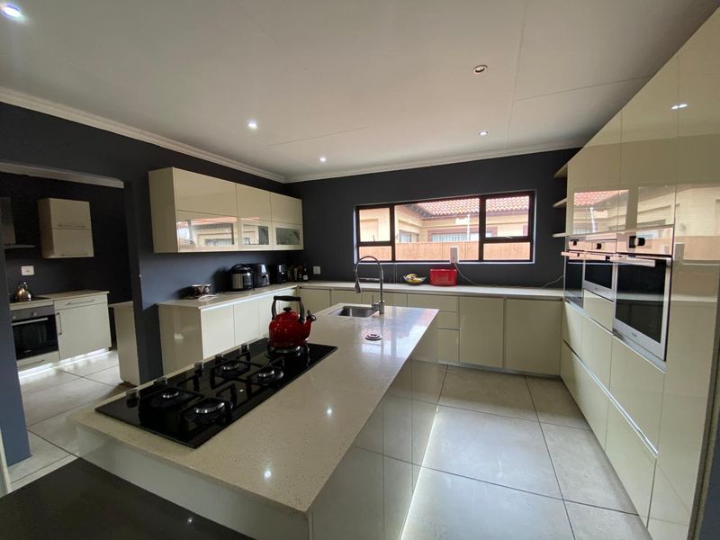 Luxury, functionality, and security Property in Sought-after area estate - Photo 9