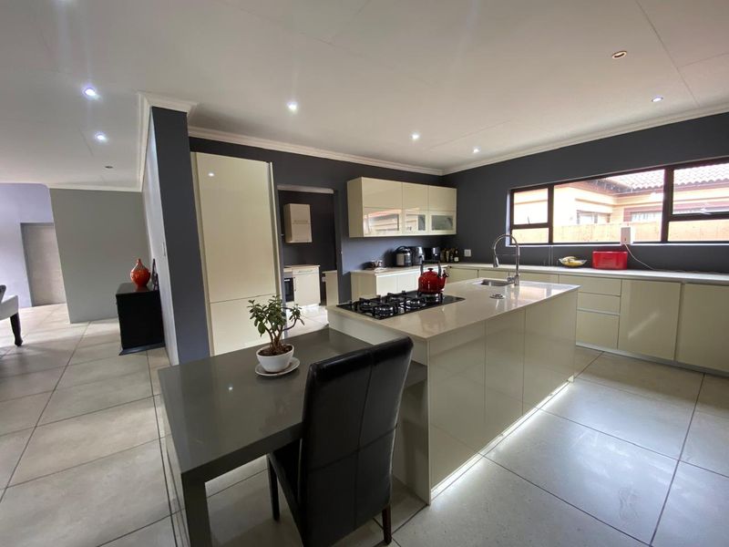 Luxury, functionality, and security Property in Sought-after area estate - Photo 8