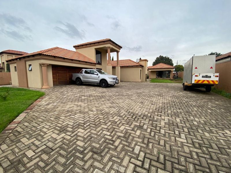 Luxury, functionality, and security Property in Sought-after area estate - Photo 2