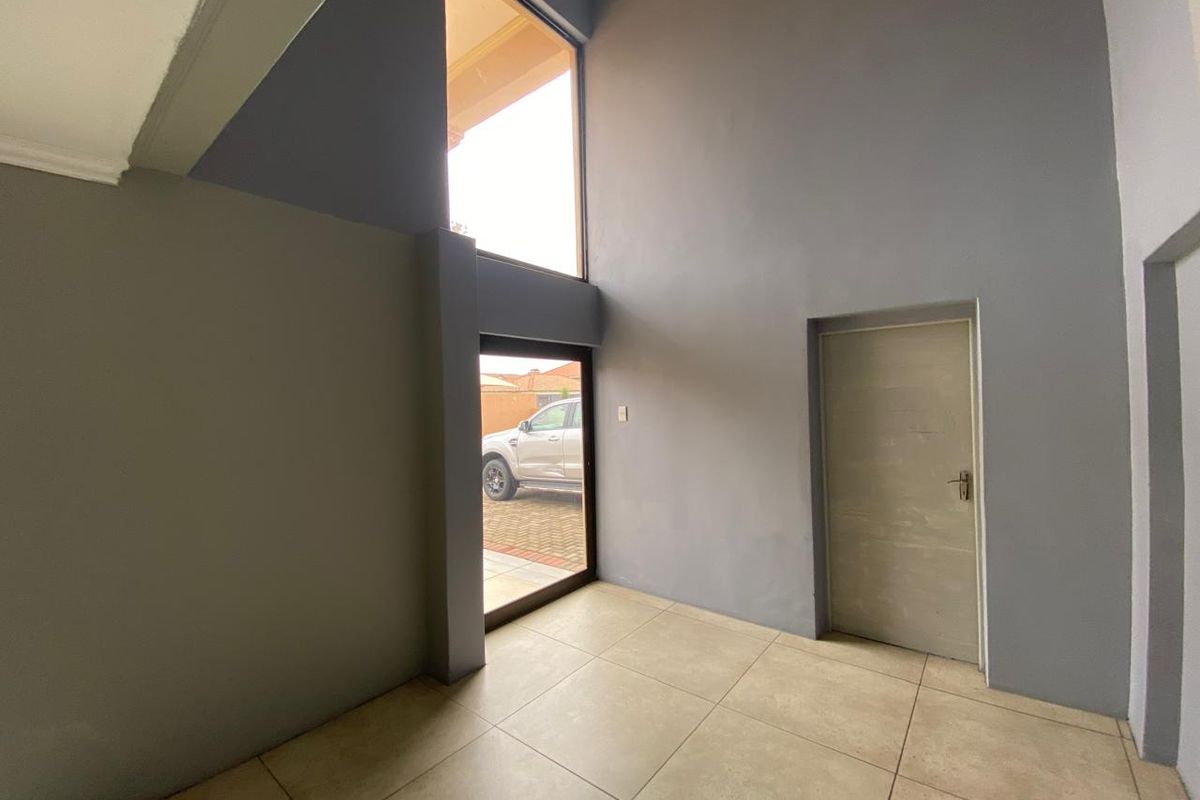 Luxury, functionality, and security Property in Sought-after area estate - Photo 4