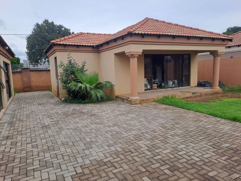 Luxury, functionality, and security Property in Sought-after area estate - Photo 6