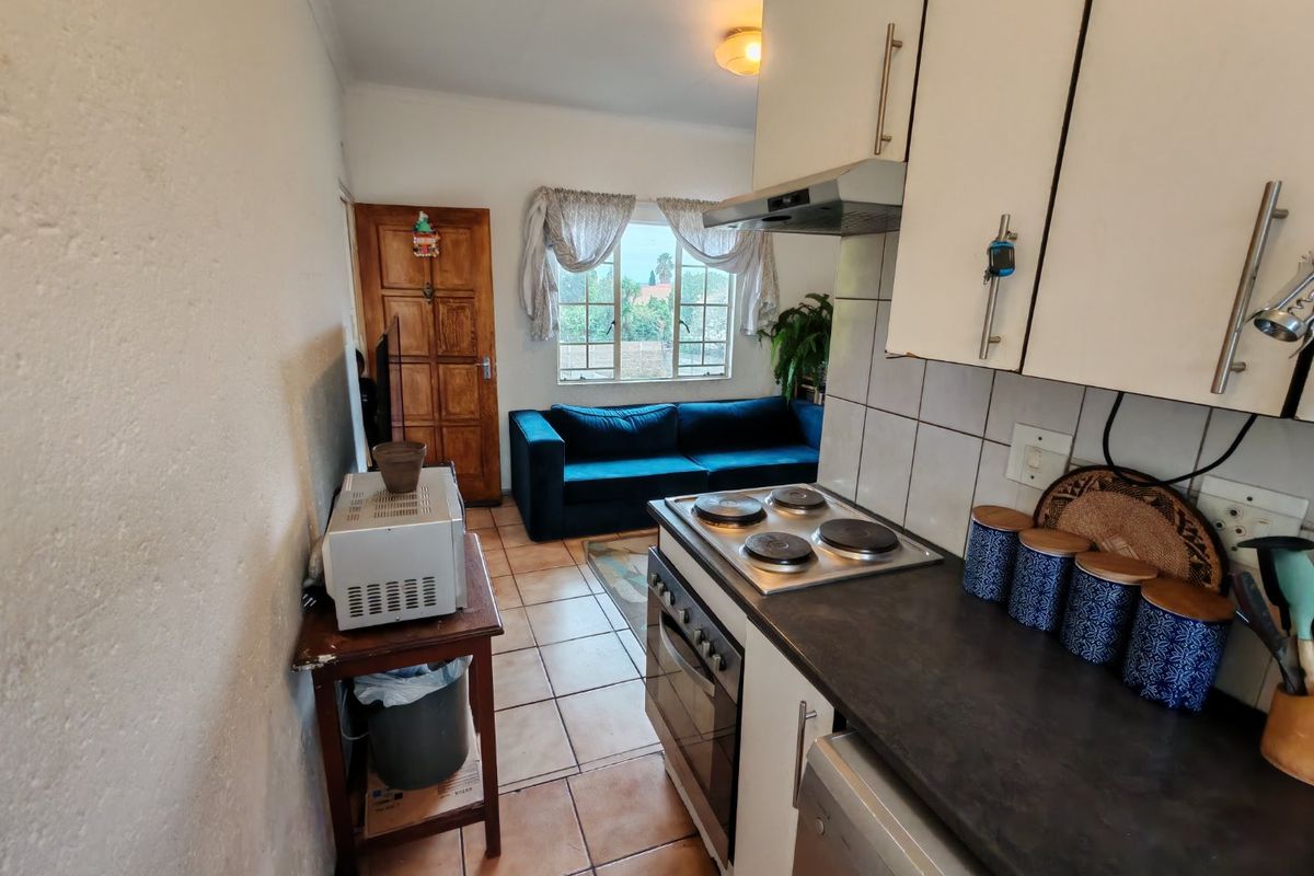 Excellent Investment Opportunity in Eden Glen – Neat 2-Bedroom Upstairs Unit - Photo 3