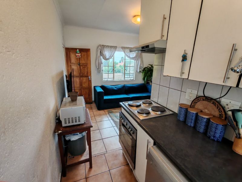 Excellent Investment Opportunity in Eden Glen – Neat 2-Bedroom Upstairs Unit - Photo 3