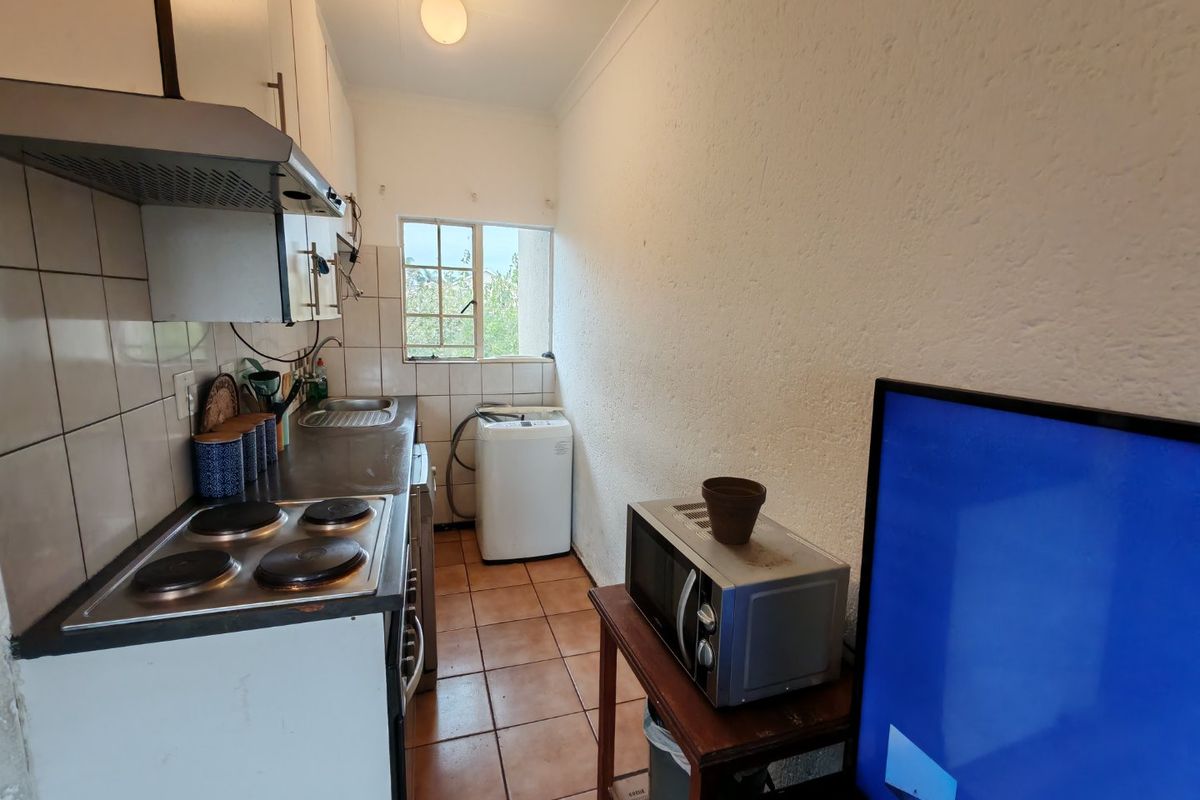 Excellent Investment Opportunity in Eden Glen – Neat 2-Bedroom Upstairs Unit - Photo 2