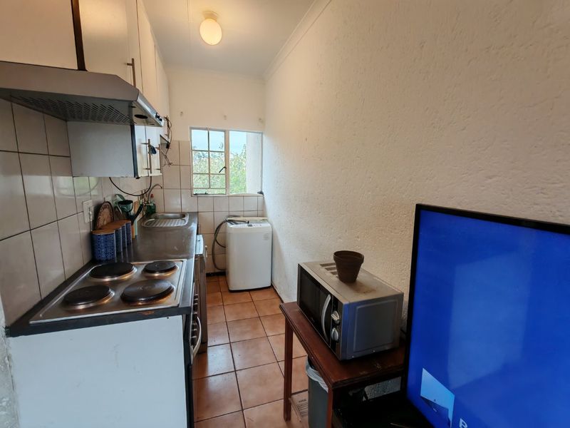 Excellent Investment Opportunity in Eden Glen – Neat 2-Bedroom Upstairs Unit - Photo 2