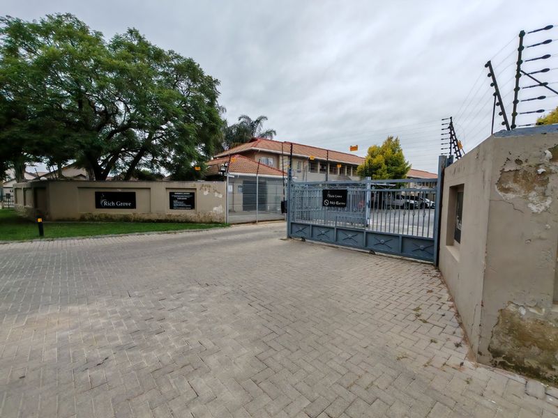 Excellent Investment Opportunity in Eden Glen – Neat 2-Bedroom Upstairs Unit - Photo 10