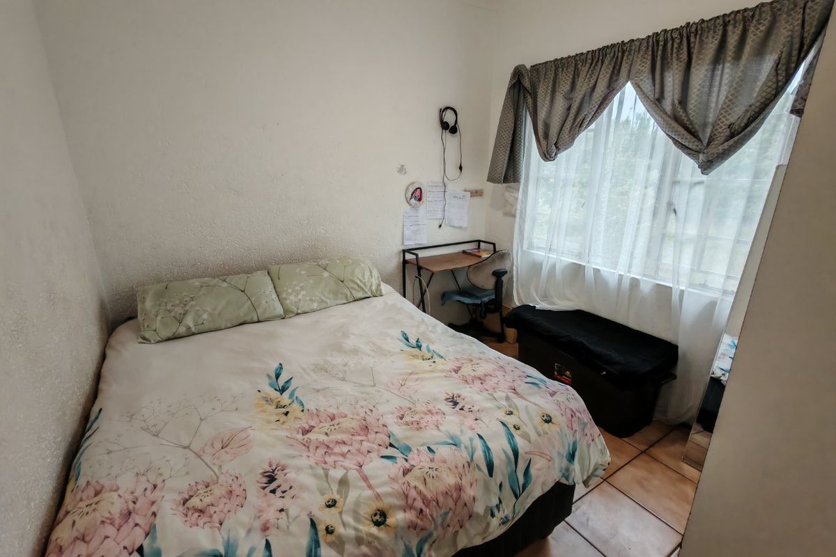 Excellent Investment Opportunity in Eden Glen – Neat 2-Bedroom Upstairs Unit - Photo 4