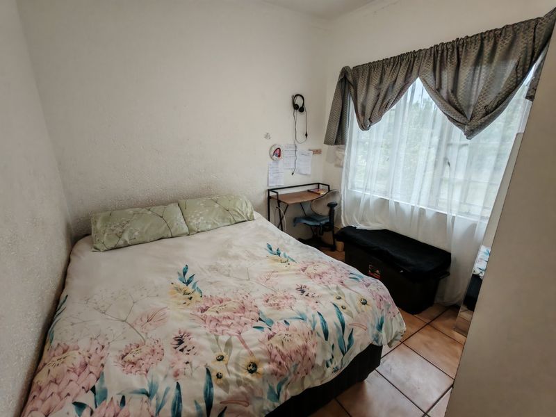 Excellent Investment Opportunity in Eden Glen – Neat 2-Bedroom Upstairs Unit - Photo 4