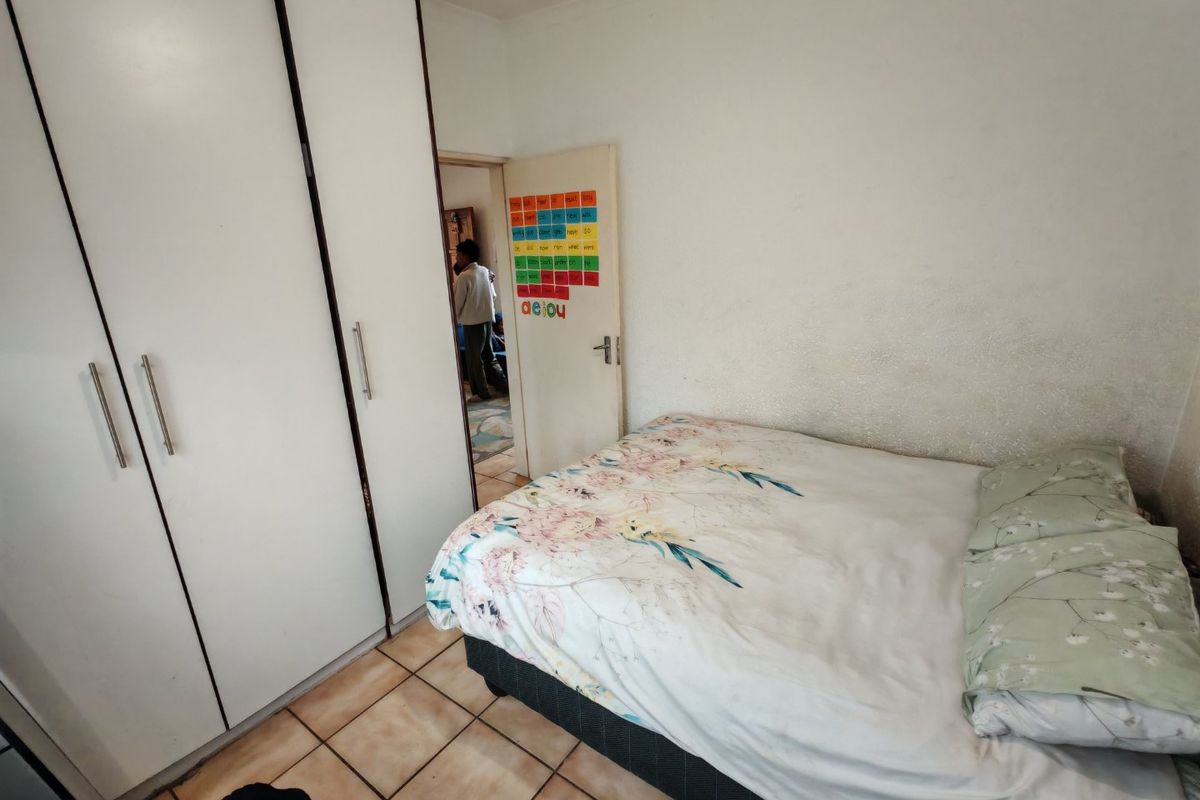 Excellent Investment Opportunity in Eden Glen – Neat 2-Bedroom Upstairs Unit - Photo 5