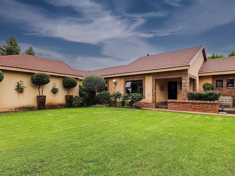 A Move-In-Ready MASTERPIECE Designed for Exceptional Family Living - Photo 3