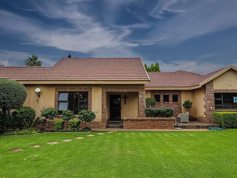 A Move-In-Ready MASTERPIECE Designed for Exceptional Family Living - Photo 2