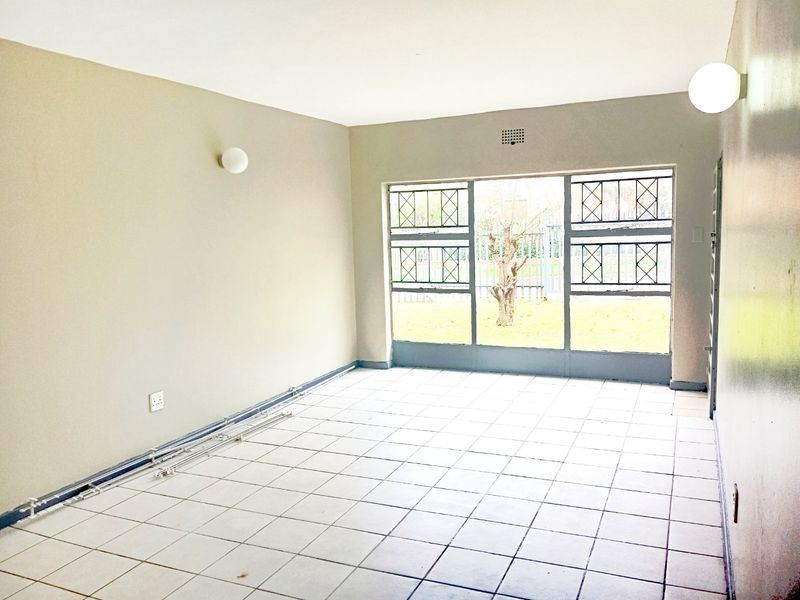 2 Bedroom 1 Bathroom Apartment Ground Floor Unit - Photo 3